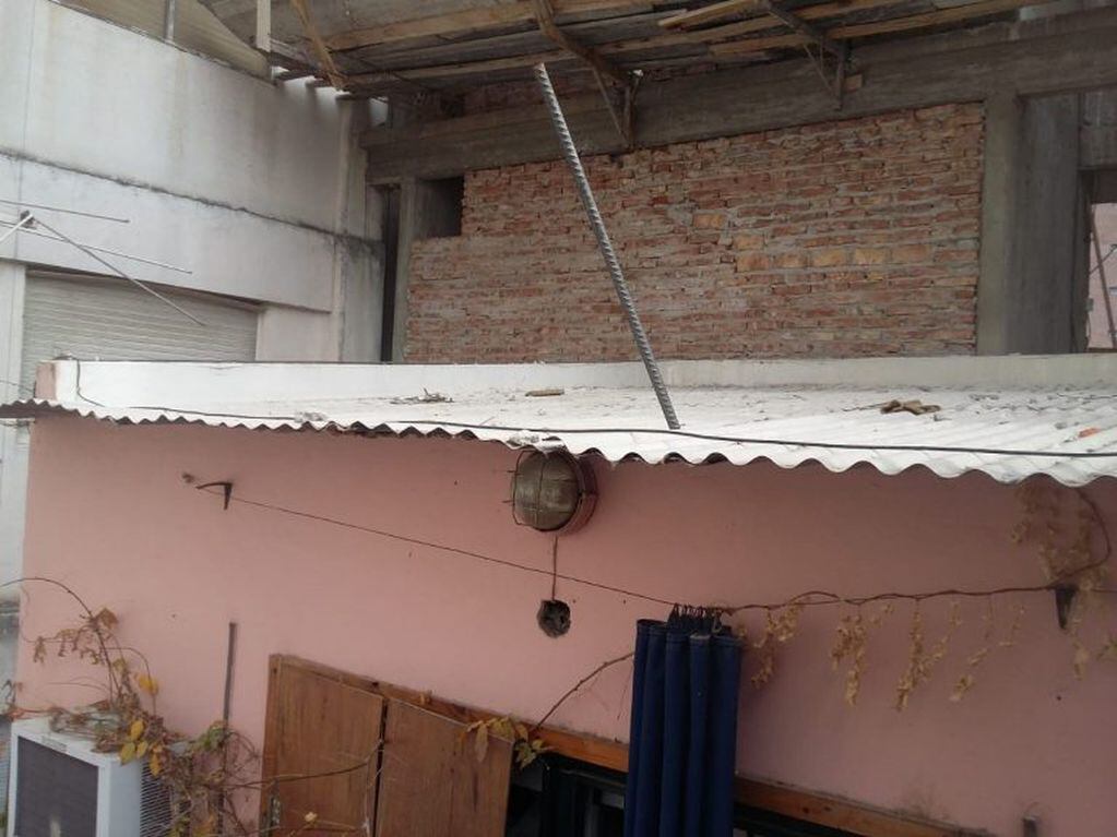 Una varilla de hierro le atravesó el techo de la pieza y casi provoca una tragedia (Vía Rosario)