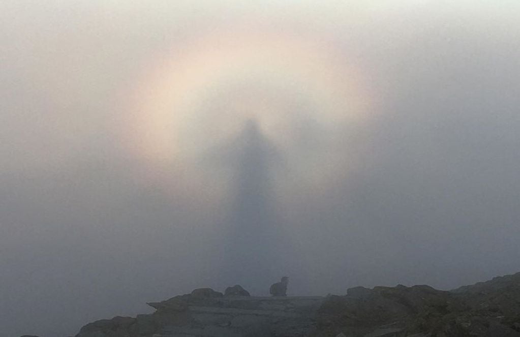 Unos amigos escaladores tomaron fotos de lo que parecía un fantasma en el cielo.
