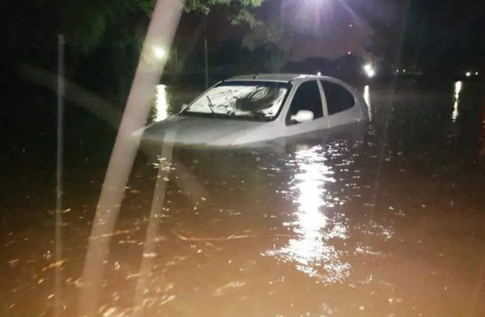 Un auto bajo el agua en General Pico (Infotec)