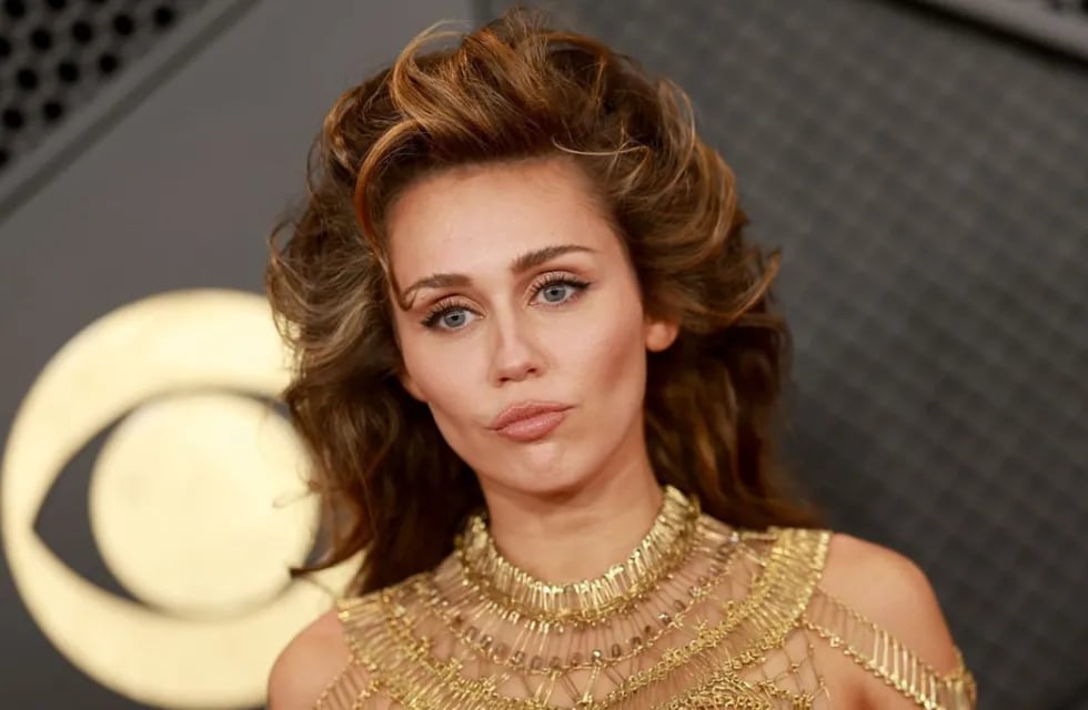 Premios Grammy 2024: Miley Cyrus deslumbró en la red carpet con un vestido dorado estilo Cleopatra.