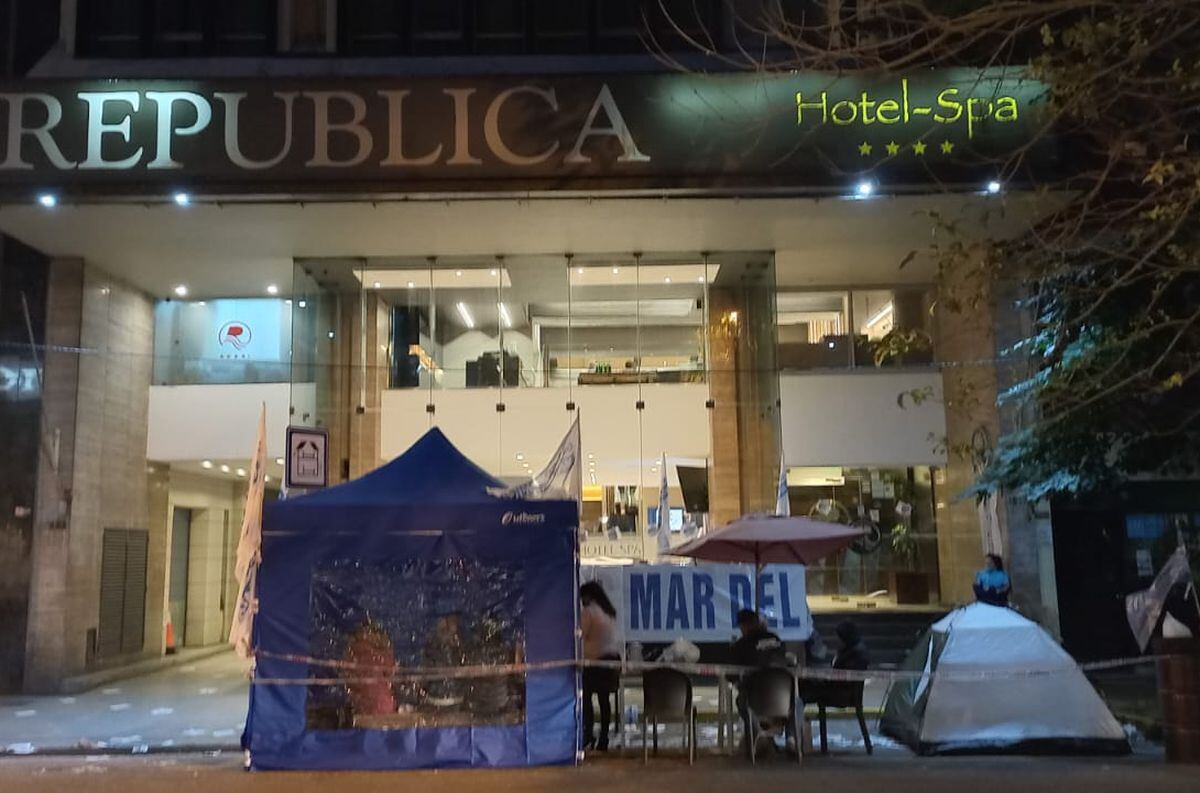 Dirigentes del sindicato pasaron la noche en las puertas del Hotel República, en Córdoba 1968, donde se retomó la manifestación para exigir la reincorporación.