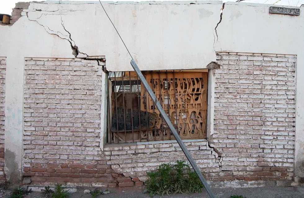 Una vivienda del Pasaje Juan Jofré de Guaymallén resultó con importantes grietas en su estructura por lo que debió ser evacuada. Orlando Pelichotti/Los Andes
Foto: Orlando Pelichotti  / Los Andes