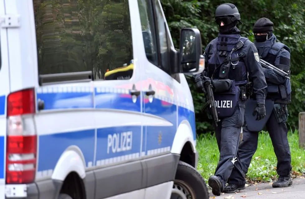 Policemen of a special unit are pictured at the Yorckgebiet district of Chemnitz, eastern Germany, where German police commandos hunting a fugitive Syrian bomb plot suspect raided a flat on October 9, 2016.  nSecurity was stepped up at airports and train stations as it was unclear whether the fugitive, Jaber Albakr, 22, was carrying more bomb-making material or weapons. Albakr had narrowly escaped police commandos at dawn on October 8, 2016 as they prepared to arrest him in his flat in the eastern city of Chemnitz, about 260 kilometres (160 miles) south of Berlin. / AFP PHOTO / dpa / Hendrik Schmidt / Germany OUT