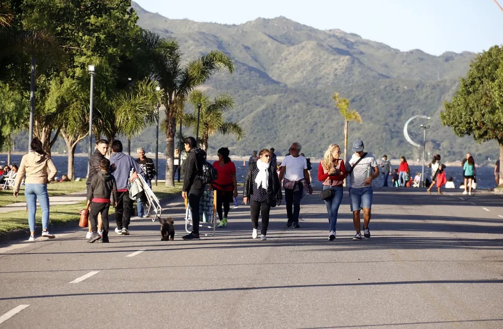 Gran cantidad de turistas en la costanera del Lago San Roque, en Carlos Paz, aprovechando el fin de semana extra largo. (La Voz)