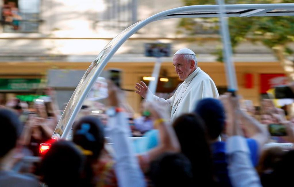 El Papa Francisco saluda a las multitudes desde el papamóvil en su camino hacia la Pontificia Universidad Católica de Chile, en Santiago, el 17 de enero de 2018. Crédito: AFP PHOTO / PABLO VERA LISPERGUER.