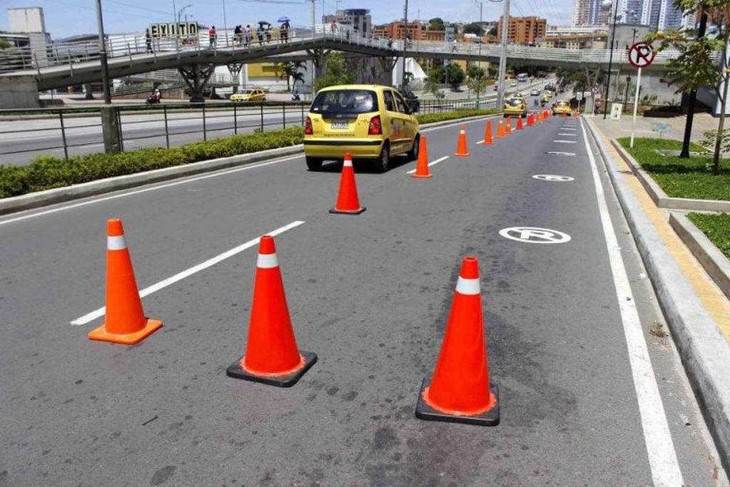 El cono de tráfico es un elemento utilizado con mucha frecuencia en seguridad vial y sus usos son muy diversos.