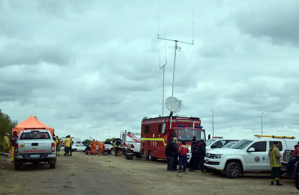 El camión que trajo la Brigada de Comunicaciones de la Federación de Bomberos Voluntarios de Córdoba, que es el centro tecnológico de la búsqueda.