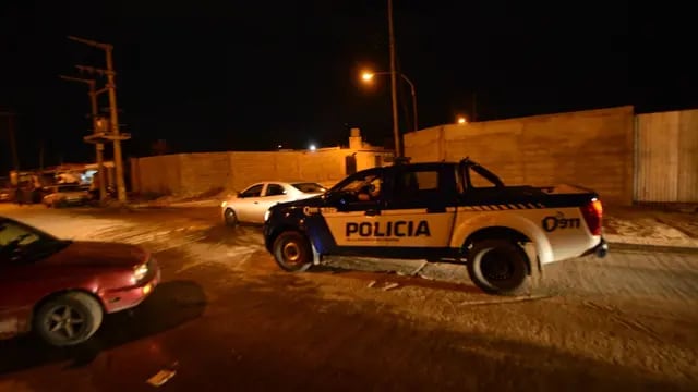 Robo, tiros y muerte. Un joven murió tras haber sido baleado en la cabeza, el domingo, en una pelea ocurrida en una vivienda de Villa El Libertador. Los investigadores buscan testigos. No es una tarea fácil. (Javier Ferreyra)