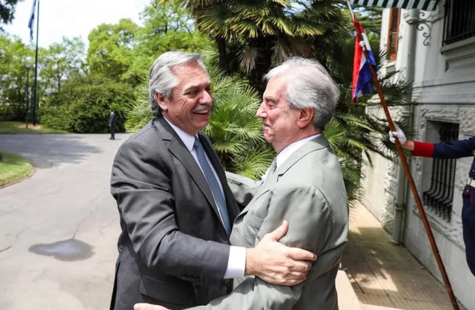 Alberto Fernández junto a Tabaré Vázquez, presidente uruguayo, en su llegada a Montevideo. (Prensa Frente de Todos)