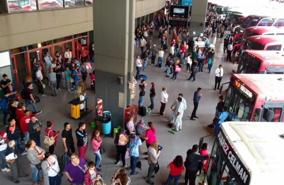 Las asambleas afectan los servicios en la Terminal de Ómnibus de Córdoba.