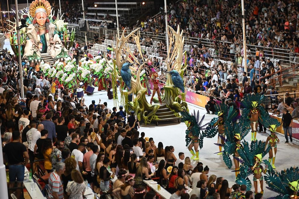 Comparsa Kamarr en la primera noche de la edición 2024 del Carnaval del País