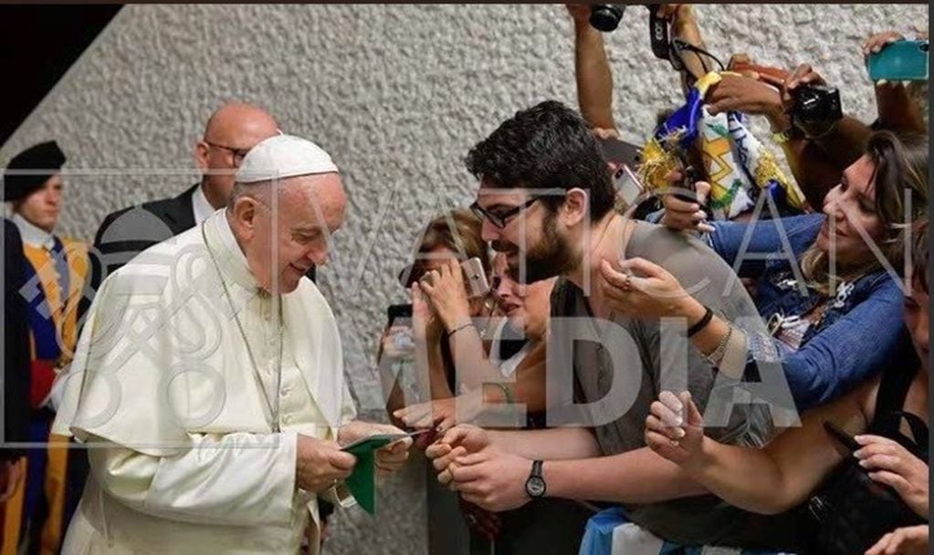 Nicolás Fuster, el joven argentino que vive en Roma y le entregó un pañuelo verde pro aborto al papa Francisco. Foto: Vatican Media
