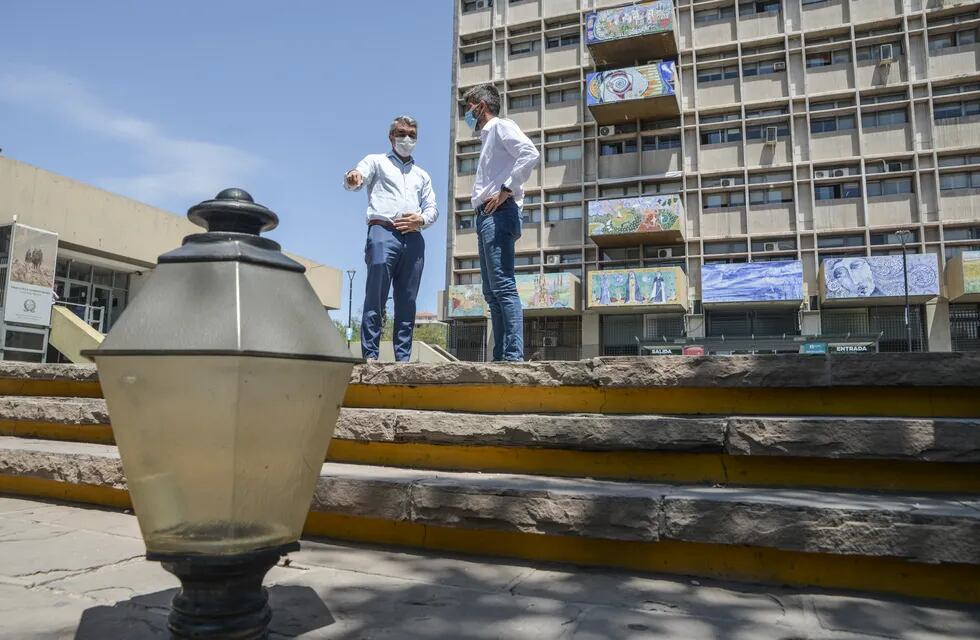 Los intendentes de Luján de Cuyo y Ciudad de Mendoza acordaron la transferencias de unas 450 luminarias. Gentileza Municipalidad de Ciudad de Mendoza