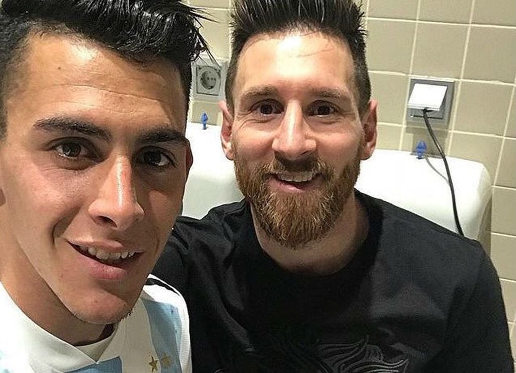 Selfie en el vestuario de Cristian Pavón, futbolista de Boca, con Lionel Messi durante una gira de la Selección Argentina. Foto: Twitter.