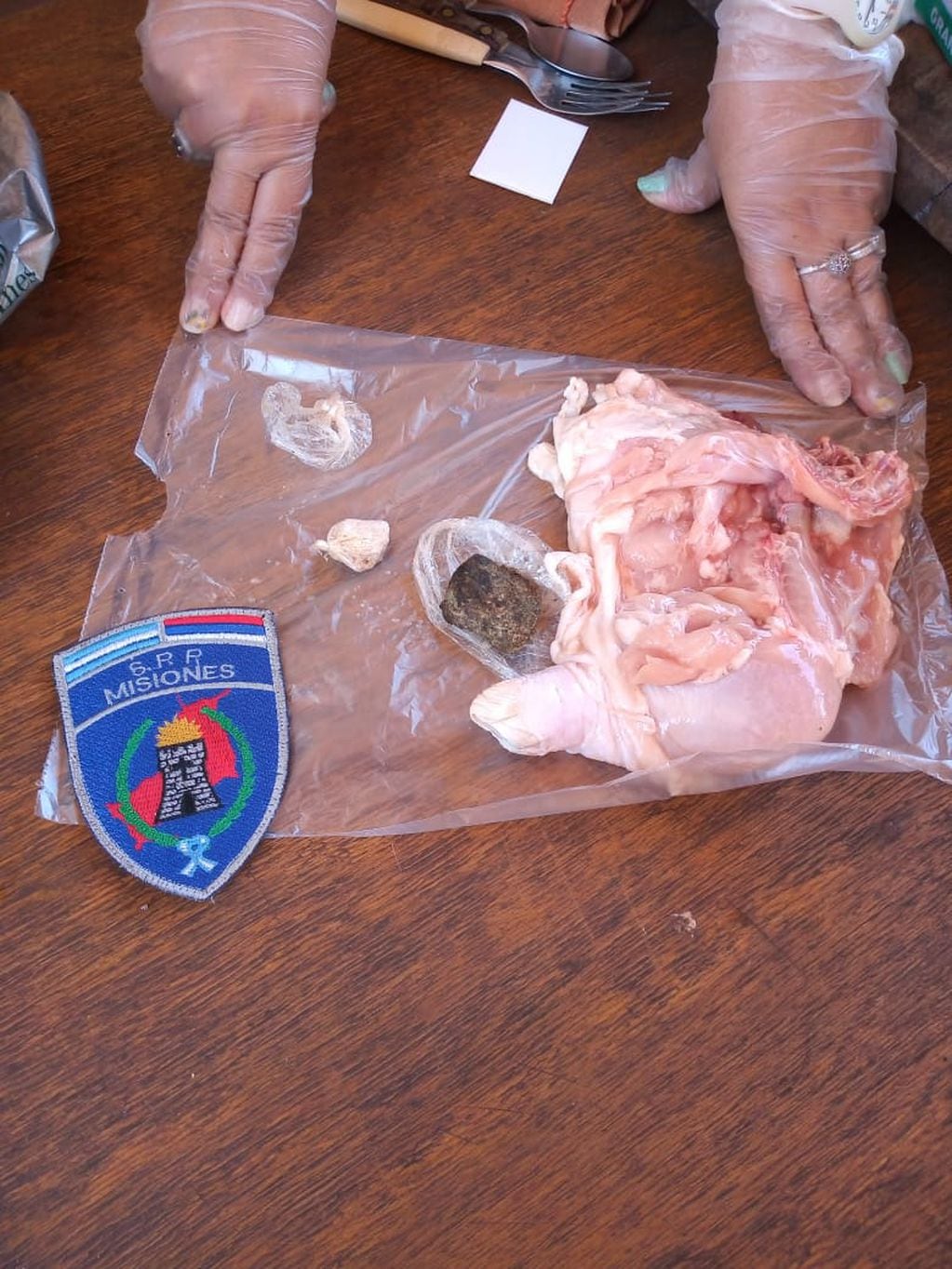 Familiar de un detenido intentó ingresar droga  dentro de un pollo en  Eldorado