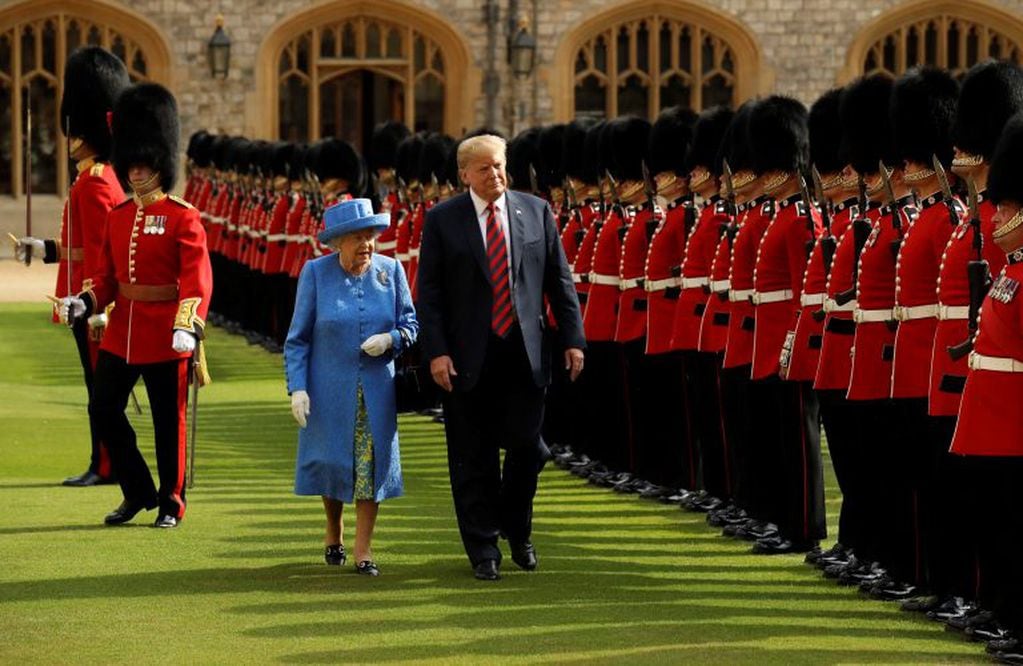 Trump y Melania se reúnen con la reina Isabel II en Windsor