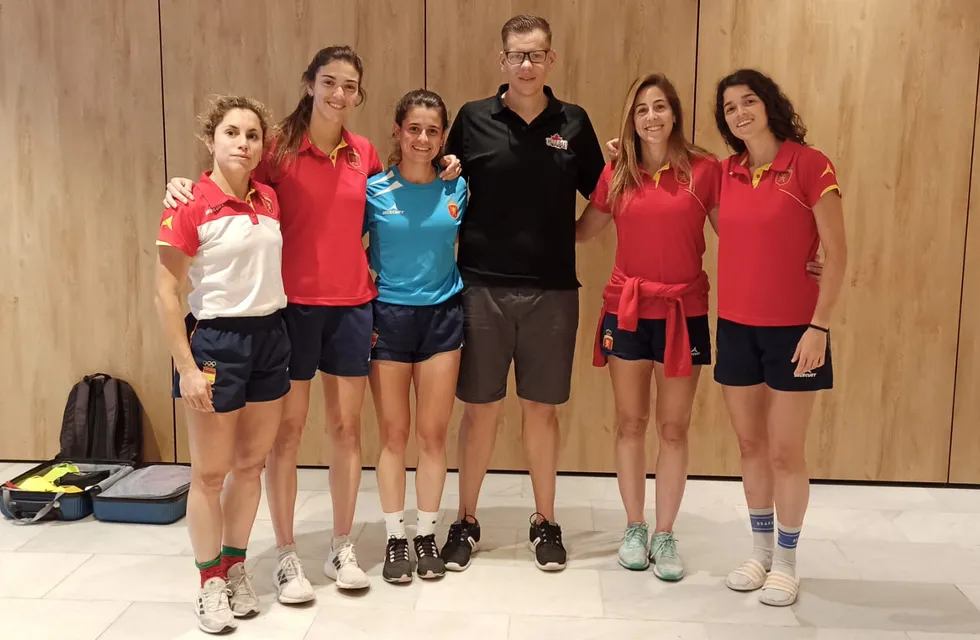 Gonzalo Rosselot junto a las jugadoras de hockey sobre césped del Seleccionado de España, a poco de competir en el Mundial.