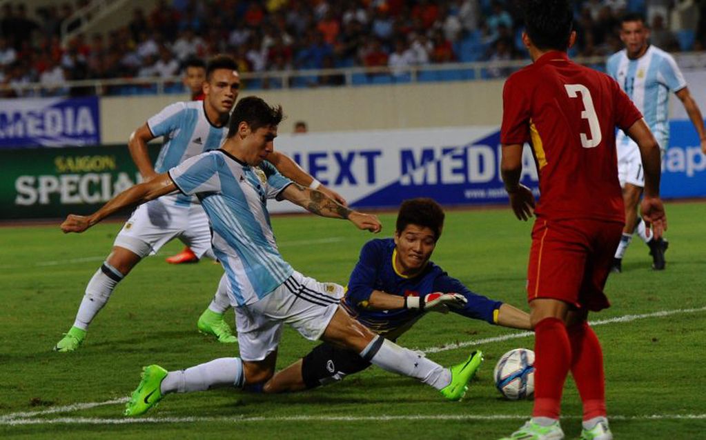 Gonzalo Montiel, durante un amistoso con la Selección Argentina Sub 22 ante Vietnam. / AFP PHOTO / HOANG DINH NAM