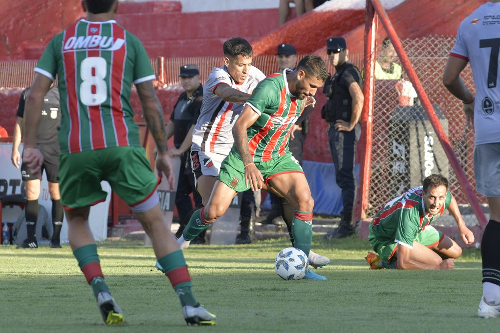 
Fútbol El Club Deportivo Maipú perdió frente al Club  Agropecuario, por la sexta fecha de la zona A de Primera Nacional

Foto: Orlando Pelichotti