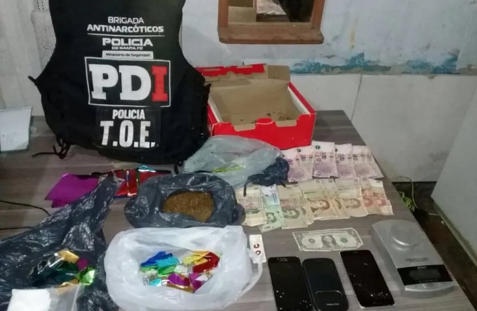 La policía secuestró dinero en efectivo y celulares además de los estupefacientes. (@maxipullaro)