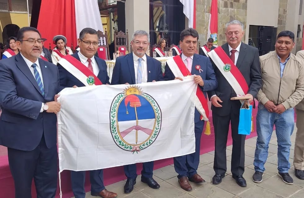 Como testimonio de hermandad con el pueblo tarijeño, el diputado provincial Fabián Tejerina entregó a las autoridades bolivianas una Bandera de la Libertad Civil, la enseña que legara el general Belgrano a Jujuy.