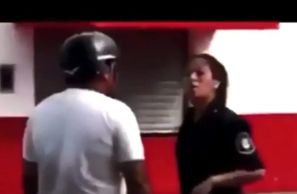 Quedó grabado en video el momento exacto en que un motociclista le pegó un cachetazo a una mujer policía. (Captura de pantalla)