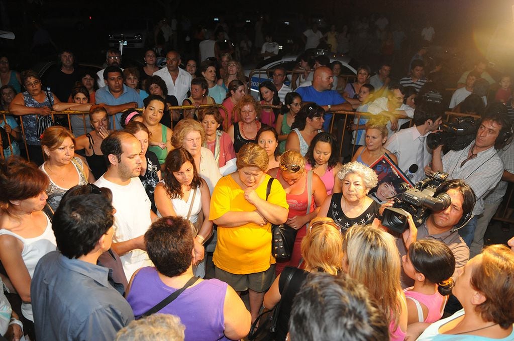Las “nenas” y los fans apesadumbrados al enterarse de la muerte de Sandro, el 4 de enero de 2010 en el Italiano. Los Andes