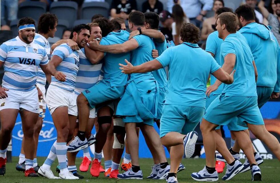 Argentina's players celebrate their victory at the end of the 2020 Tri-Nations rugby match between the New Zealand and Argentina at Bankwest Stadium in Sydney on November 14, 2020. (Photo by David Gray / AFP) / / IMAGE RESTRICTED TO EDITORIAL USE - STRICTLY NO COMMERCIAL USE