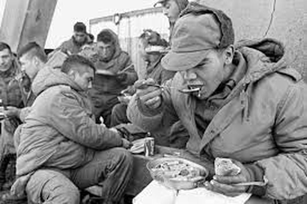 Muchos pasaron hambre e ingresarona  viviendas de los isleños en busca de comida, cuestión que estaba prohibida a todos los soldados.