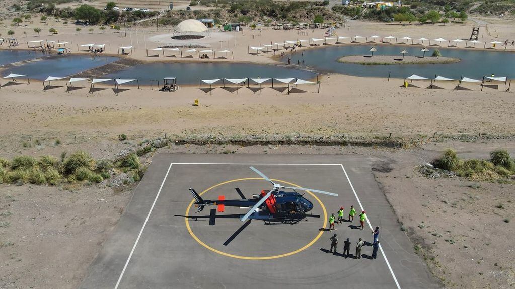 El helipuerto que posee el predio de Luján Playa sobre el río Mendoza y el equipo de guardavidas que trabaja en el lugar. Gentileza MLC