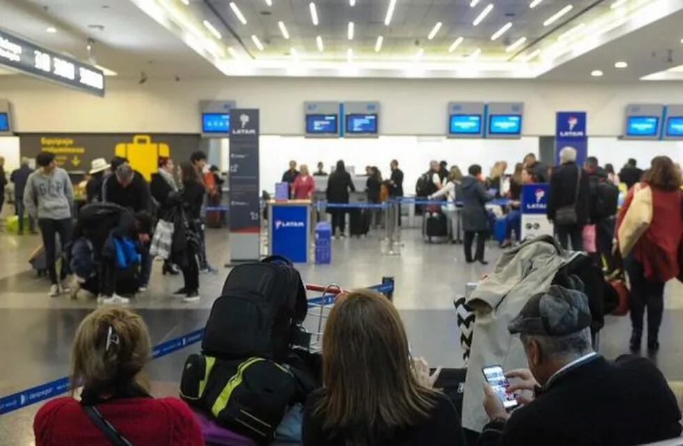 Continúan las demoras y cancelaciones de vuelos en Aeroparque y Ezeiza (Foto: Twitter/diarioveloz)