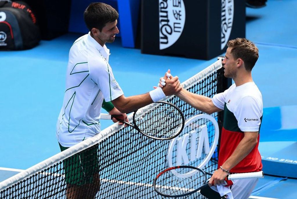 Diego Schwartzman felicita a Novak Djokovic, que dio positivo de coronavirus, después de su victoria en el Abierto de Australia (Foto: William WEST / AFP)