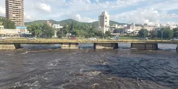 La imponente crecida del río San Antonio. Centro de Villa Carlos Paz. (La Voz)