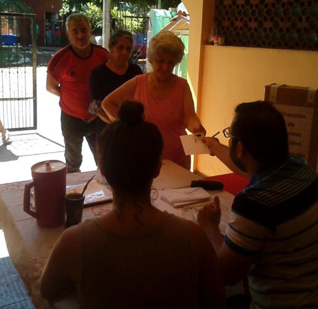 Elección en la comisión vecinal de la Chacra 108, entre Centenario y Tacuarí de Villa Cabello. (M. de Posadas). Fue la única en la que compitieron dos listas y ganó Julia Barboza.