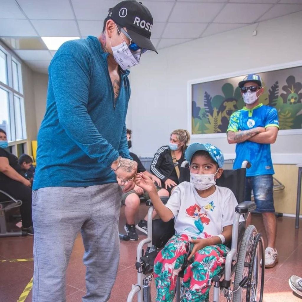 El "Chino Maidana visitó a chicos con cáncer