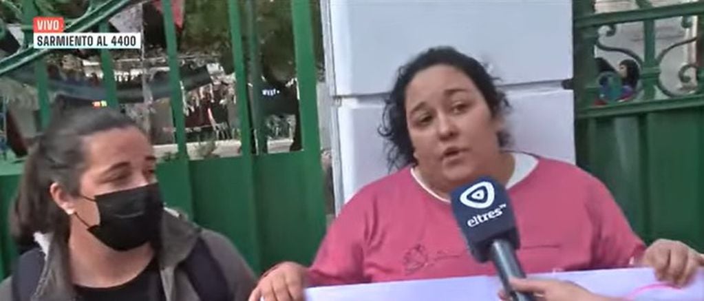 Madres protestando en la puerta del jardín.