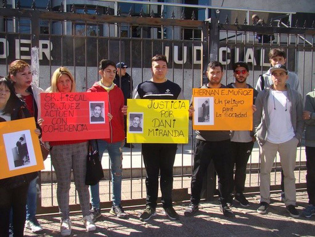 Familiares y amigos de Dani Miranda se manifestaron frente al Poder Judicial.