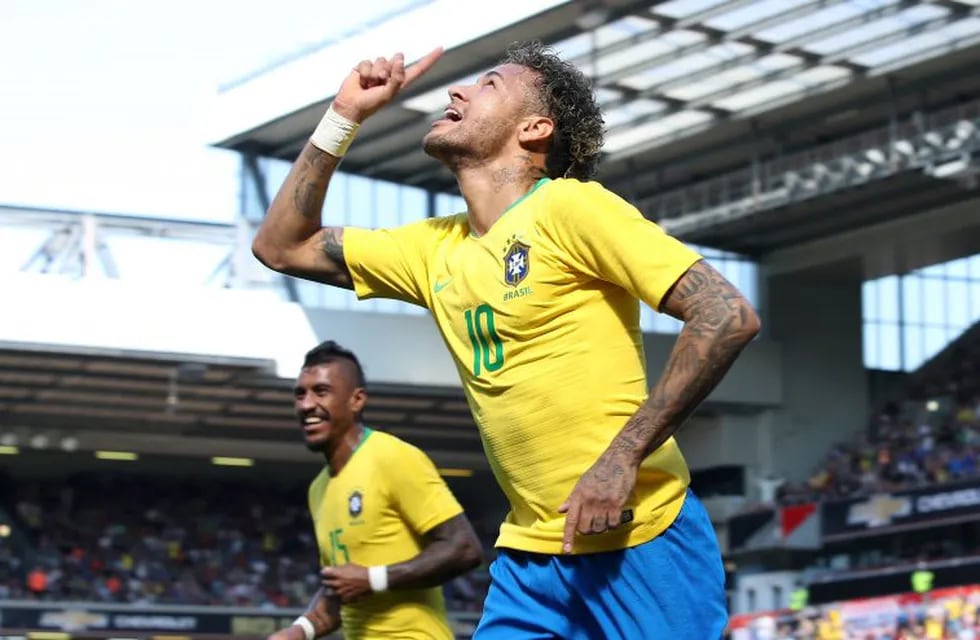 Neymar, de Brasil, festeja el 1-0 parcial ante Croacia durante un amistoso previo al Mundial de Rusia 2018.