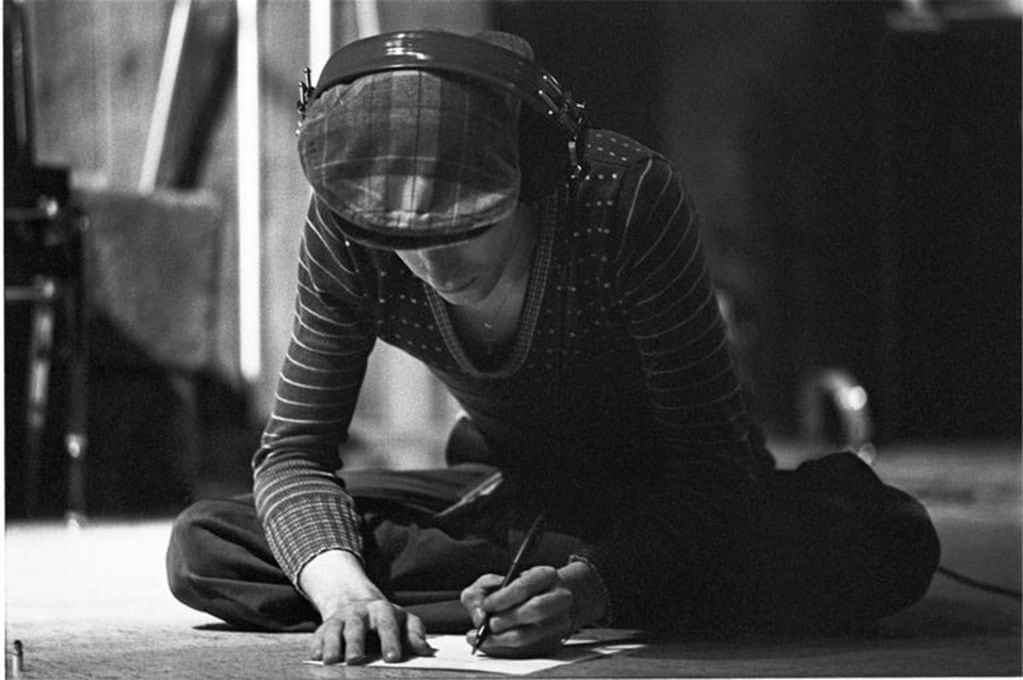David Bowie escribiendo una de sus letras en el estudio de grabación Cherokee, Estados Unidos. (Foto: Web)