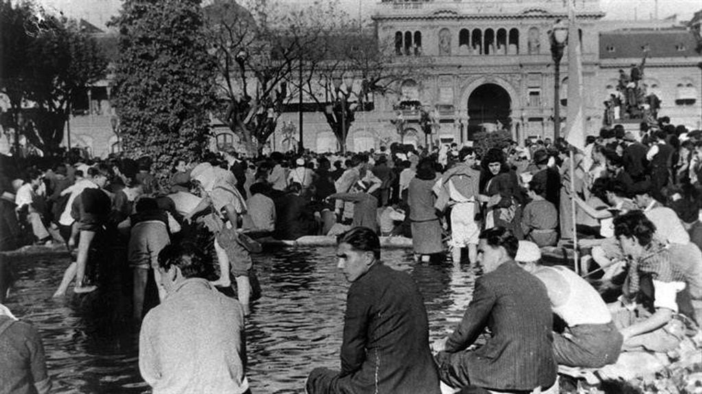 1945 - Esperando a Perón en la plaza de Mayo