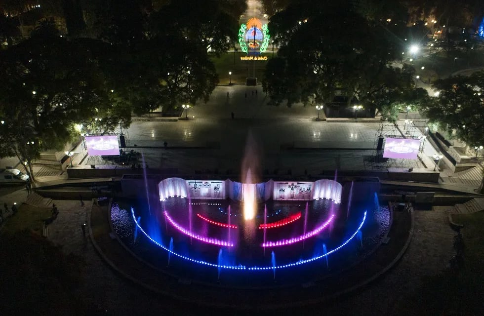 Hermosa vista aérea de la renovada fuente de la Plaza Independencia, con un moderno juego de agua y sonido. Gentileza Gobierno de Mendoza