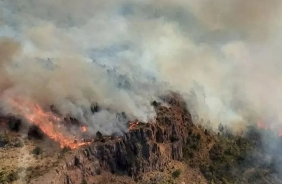 Así está el fuego en el Parque Nacional Los Alerces.