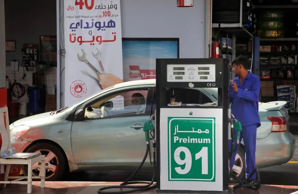 Un trabajador reabastece de combustible un automóvil en una estación de servicio en Jiddah, Arabia Saudita, el lunes 16 de septiembre de 2019. Crédito: AP Photo/Amr Nabil.