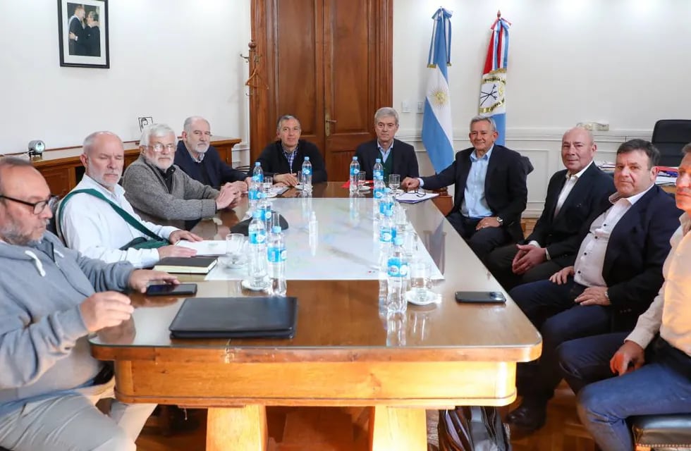 Los ministros Juan Manuel Pusineri y Walter Agosto encabezaron la mesa de negociación.
