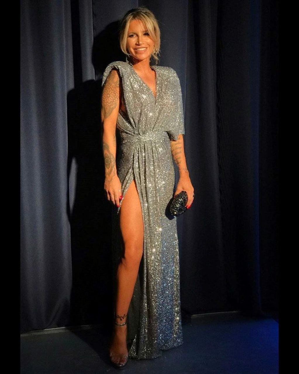Flor Peña eligió un sensual vestido con un tajo en su pierna derecha para la gala de "Los personajes del año" de la revista Gente