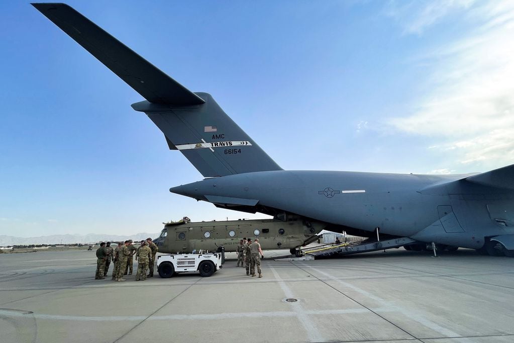 Un Chinook CH-47 de la 82a Brigada de Aviación de Combate, 82a División Aerotransportada se carga en un C-17 Globemaster III de la Fuerza Aérea de EE. UU. en el Aeropuerto Internacional Hamid Karzai en Kabul, Afganistán.(Departamento de Defensa vía AP)