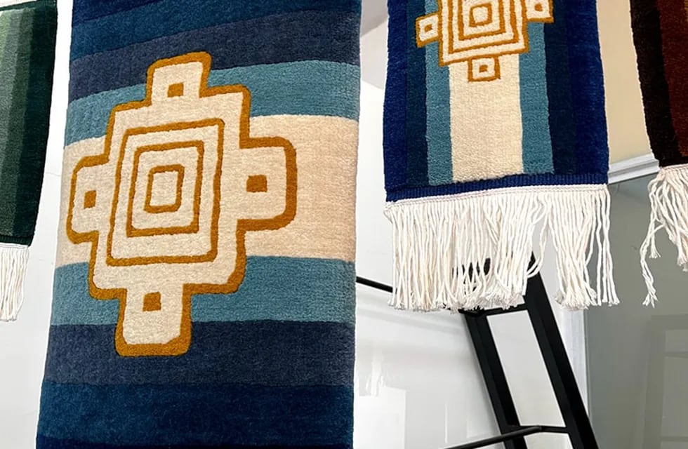 Un símbolo en las culturas de los Andes en la Bandera Argentina. Realizada por la tejedora Lorena Burgos