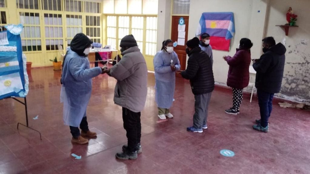 Personal de Salud controlando la temperatura corporal de las personas que concurrieron a votar a la Escuela 452 "Legado Belgraniano" del barrio Campo Verde de San Salvador de jujuy.