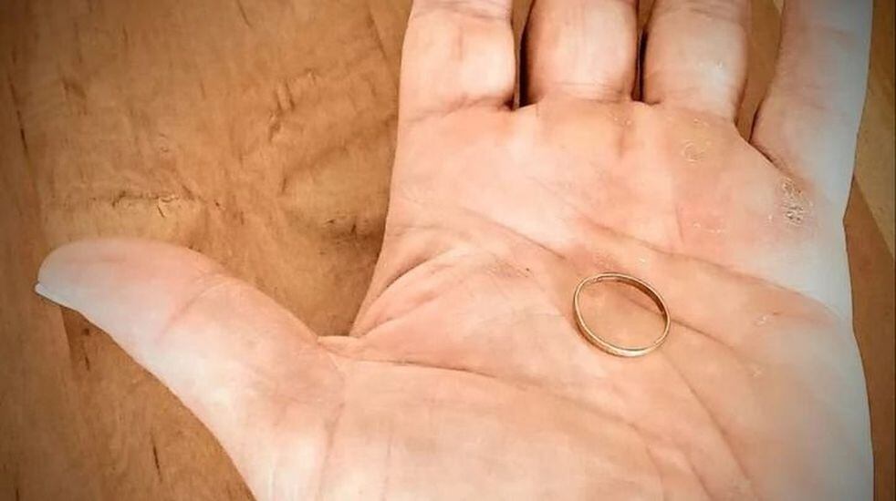 Arrojó su anillo de compromiso al lago y un buzo lo encontró: "Es una señal".