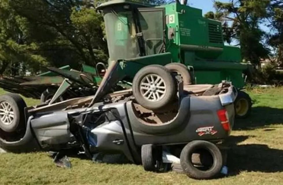 Canals: cosechadora aplastó una camioneta